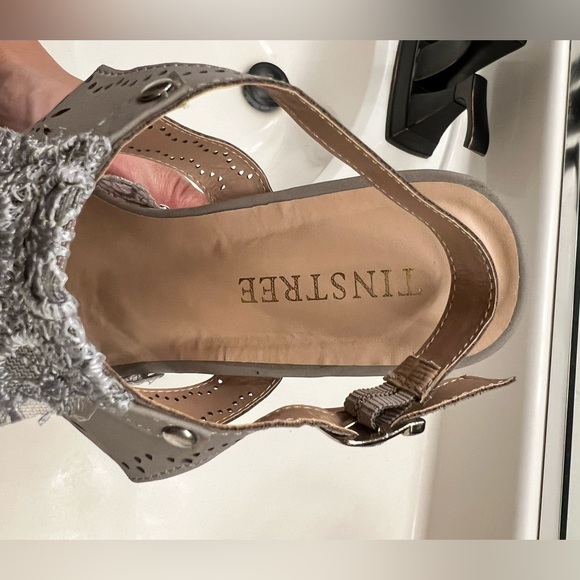 Tinstree gray with lace wedge shoes size 11 - Picture 3 of 4